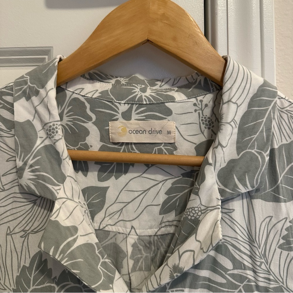 Ocean Drive Tropical Women’s Button Down - Picture 4 of 6